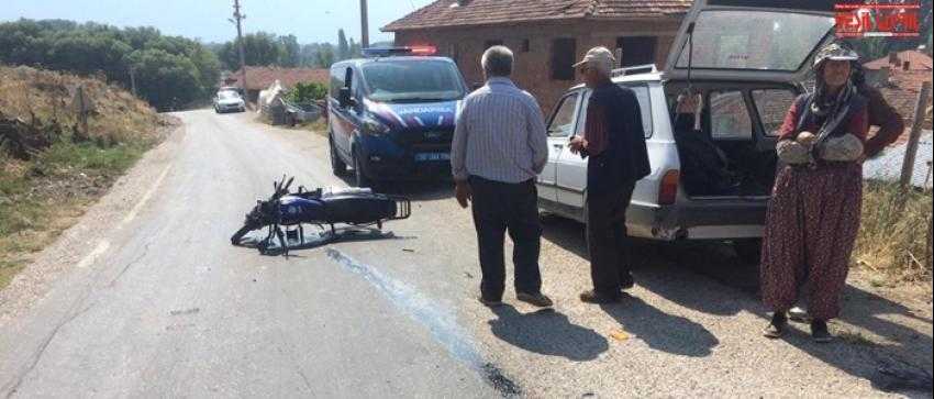 MOTOSİKLETLİ ÇOCUKLAR ARABAYA ÇARPTI