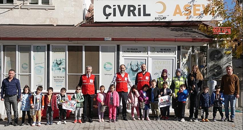 ÖĞRENCİLER KIZILAY HAFTASINI KUMANYA DAĞITARAK KUTLADI