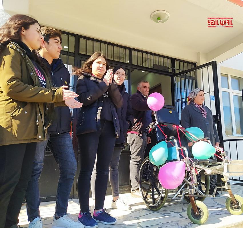 TOPLANAN KAPAKLARLA TEKERLEKLİ SANDALYE ALDILAR