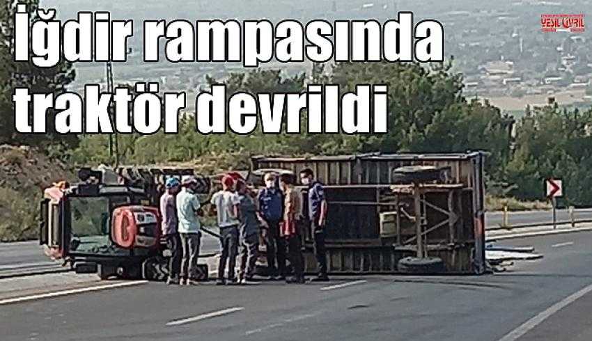 ÇİVRİL'DE TRAKTÖR DEVRİLDİ İKİ KİŞİ YARALANDI