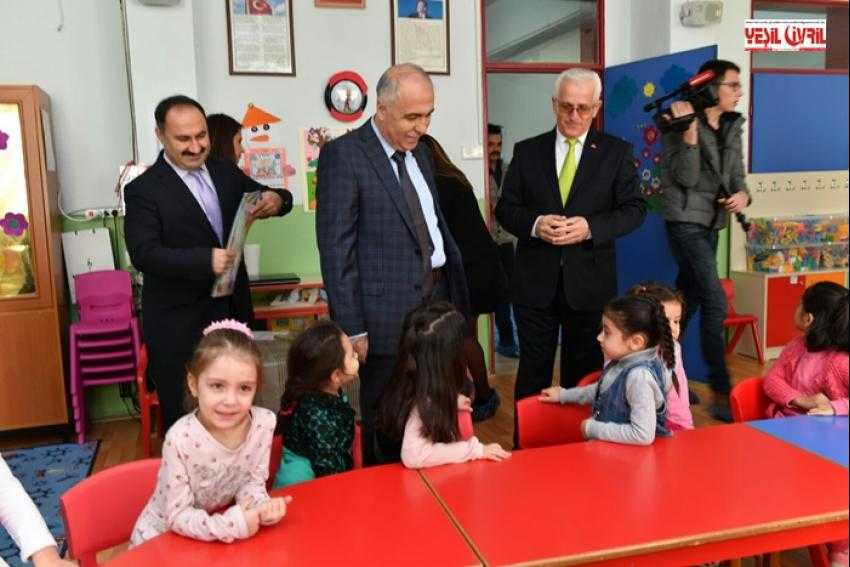 ÖĞRENCİLER KARNELERİNİ VALİ KARAHAN’DAN ALDILAR