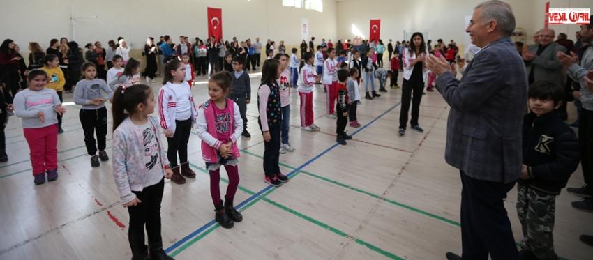 BAŞKAN ZOLAN HALK DANSLARI KURSİYERLERİYLE BİR ARAYA GELDİ